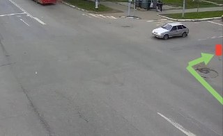 Неосторожный водитель создал затор на перекрестке